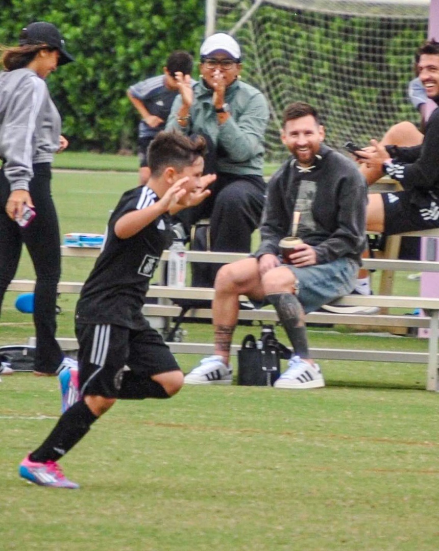 عکس/ لبخند مسی پس از گلزنی پسرش سوژه رسانه‌های جهان