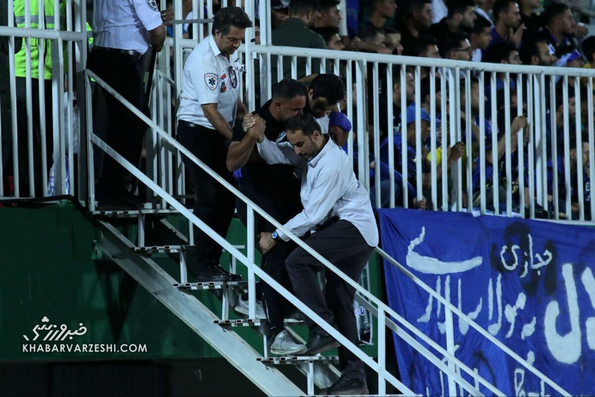 عکس/ لحظه امدادرسانی فوری به هوادار استقلال در دربی