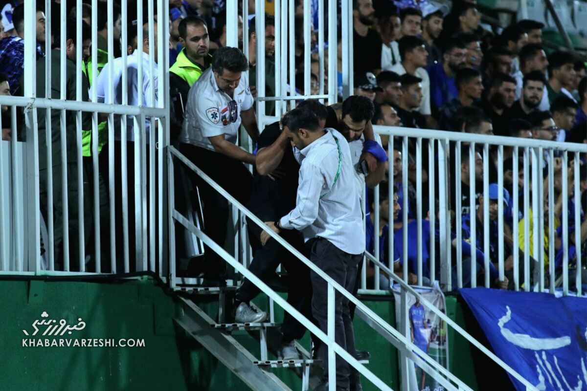 عکس/ لحظه امدادرسانی فوری به هوادار استقلال در دربی