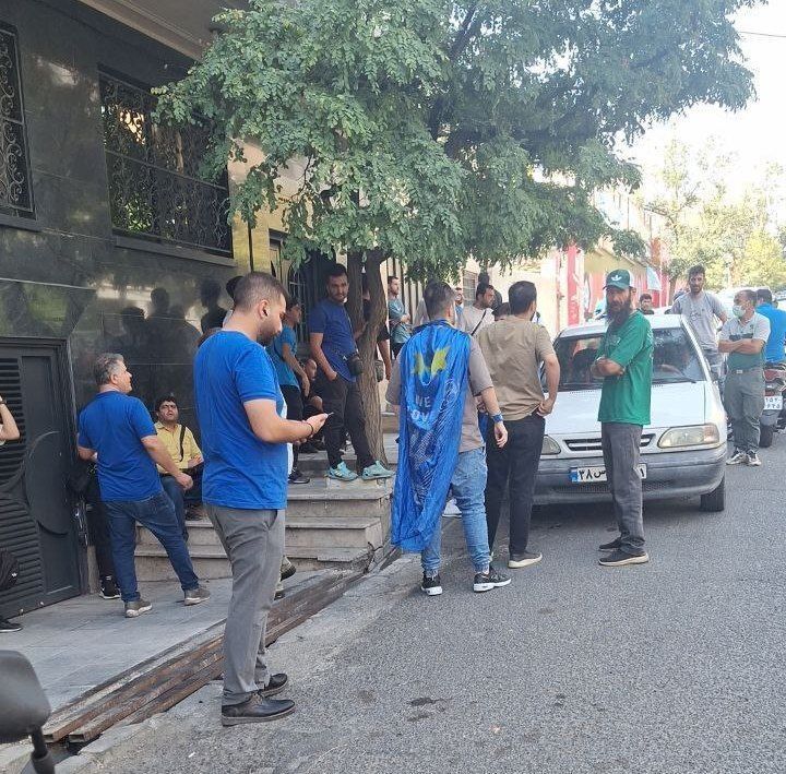 تصویر تجمع تعدادی از هواداران استقلال مقابل ساختمان باشگاه تصویر تجمع تعدادی از هواداران استقلال مقابل ساختمان باشگاه