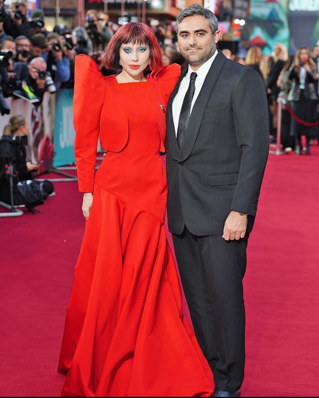 عکس/ حضور لیدی گاگا و نامزدش بر روی فرش قرمز «فیلم جوکر ۲» در لندن