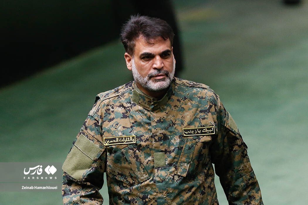 عکس/ لباس فرماندگان حزب‌الله بر تن نماینده مجلس در مجلس ایران