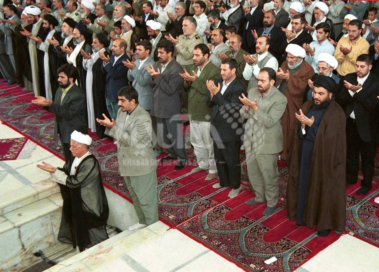 عکس/ حضور سیدحسن نصرالله در نماز جمعه تهران به امامت هاشمی رفسنجانی