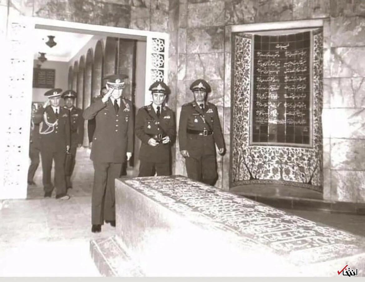 عکس/ ادای احترام فرمانده کل ژاندارمری ترکیه به آرامگاه سعدی سال ۱۳۵۴