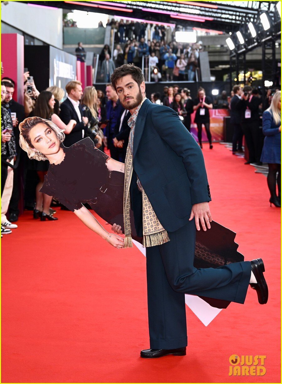 عکس / بازیگر مشهور روی فرش قرمز تبدیل به مقوا شد! عکس / بازیگر مشهور روی فرش قرمز تبدیل به مقوا شد!