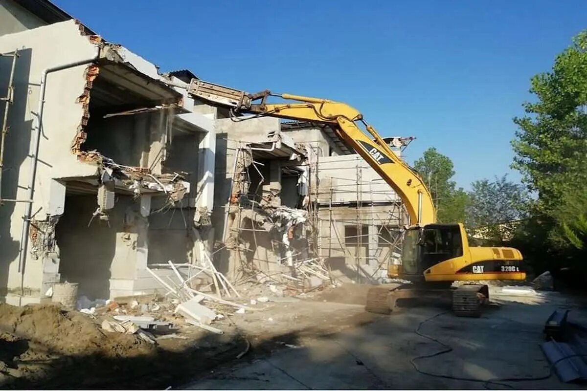 عکس/ اعتراض حسن شماعی‌زاده به تخریب خانه‌اش تهران