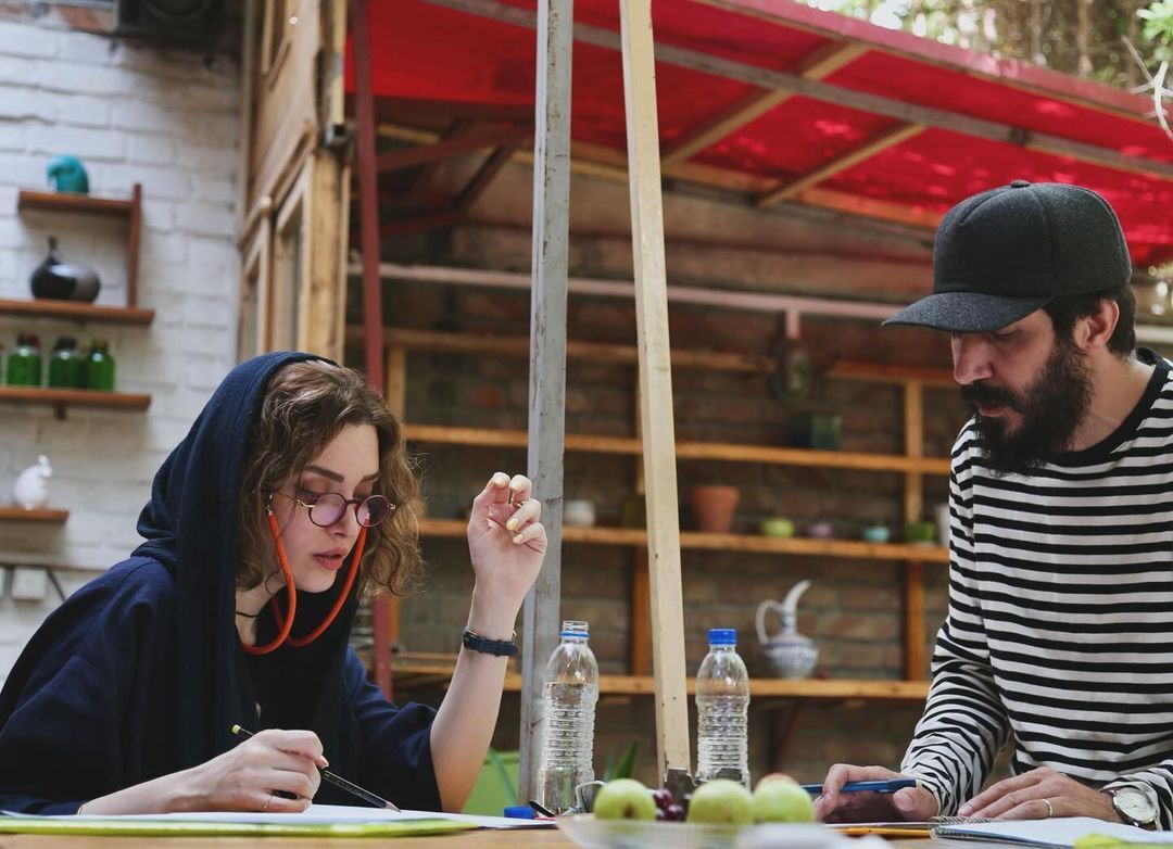 عکس/ خانم بازیگر پس از مدت‌ها آفتابی شد؛ بهنوش طباطبایی در حال تمرین یک تئاتر