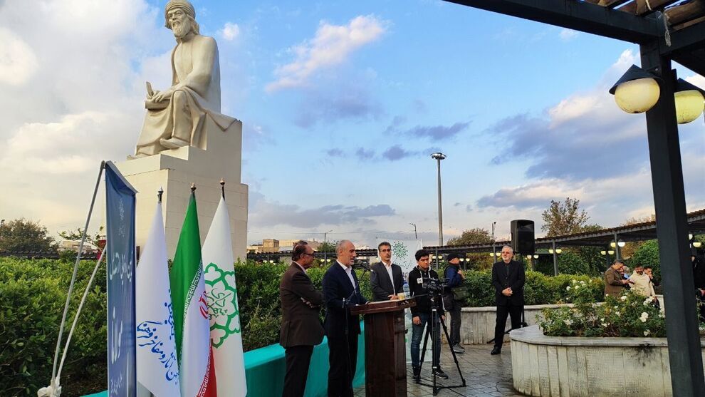 عکس/ رونمایی از تندیس مولانا در میدان محمدیه تهران