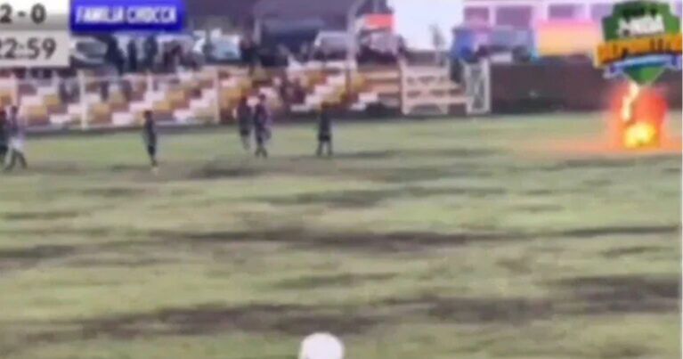 عکس/ اوج وحشت در زمین فوتبال؛ یک بازیکن آتش گرفت، چهار بازیکن سوختند عکس/ اوج وحشت در زمین فوتبال؛ یک بازیکن آتش گرفت، چهار بازیکن سوختند