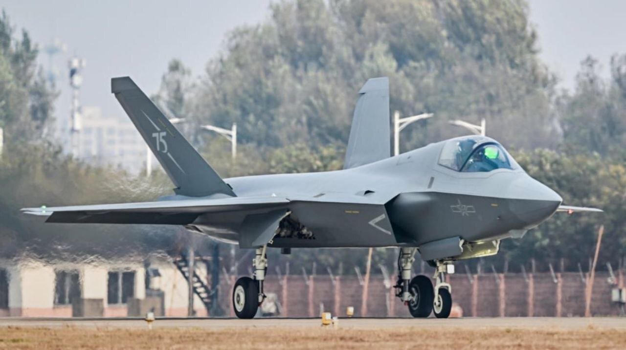 عکس/ رونمایی از رقیب اصلی F-35; جنگنده J-35 ظاهر شد