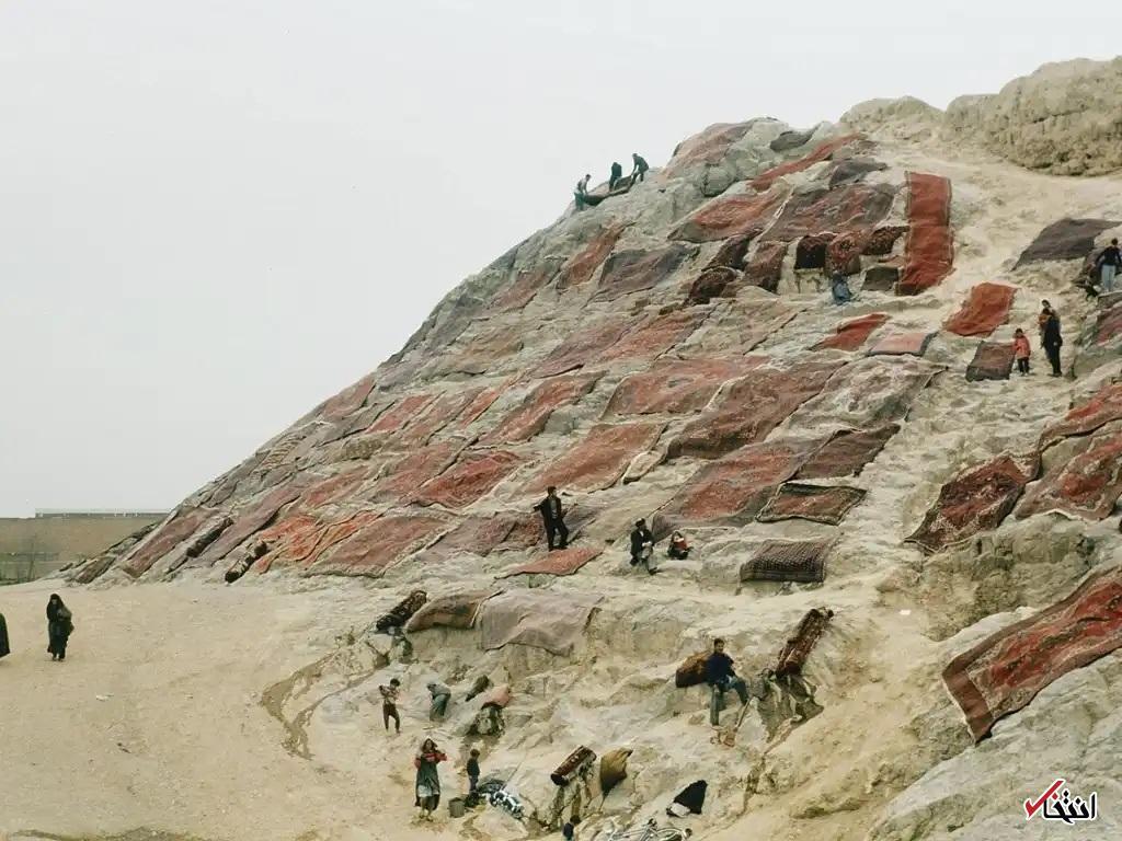 عکس/ قالیشویی به سبک قدیم؛ شکار صحنه‌ای زیبا توسط ویلیام اس بوم