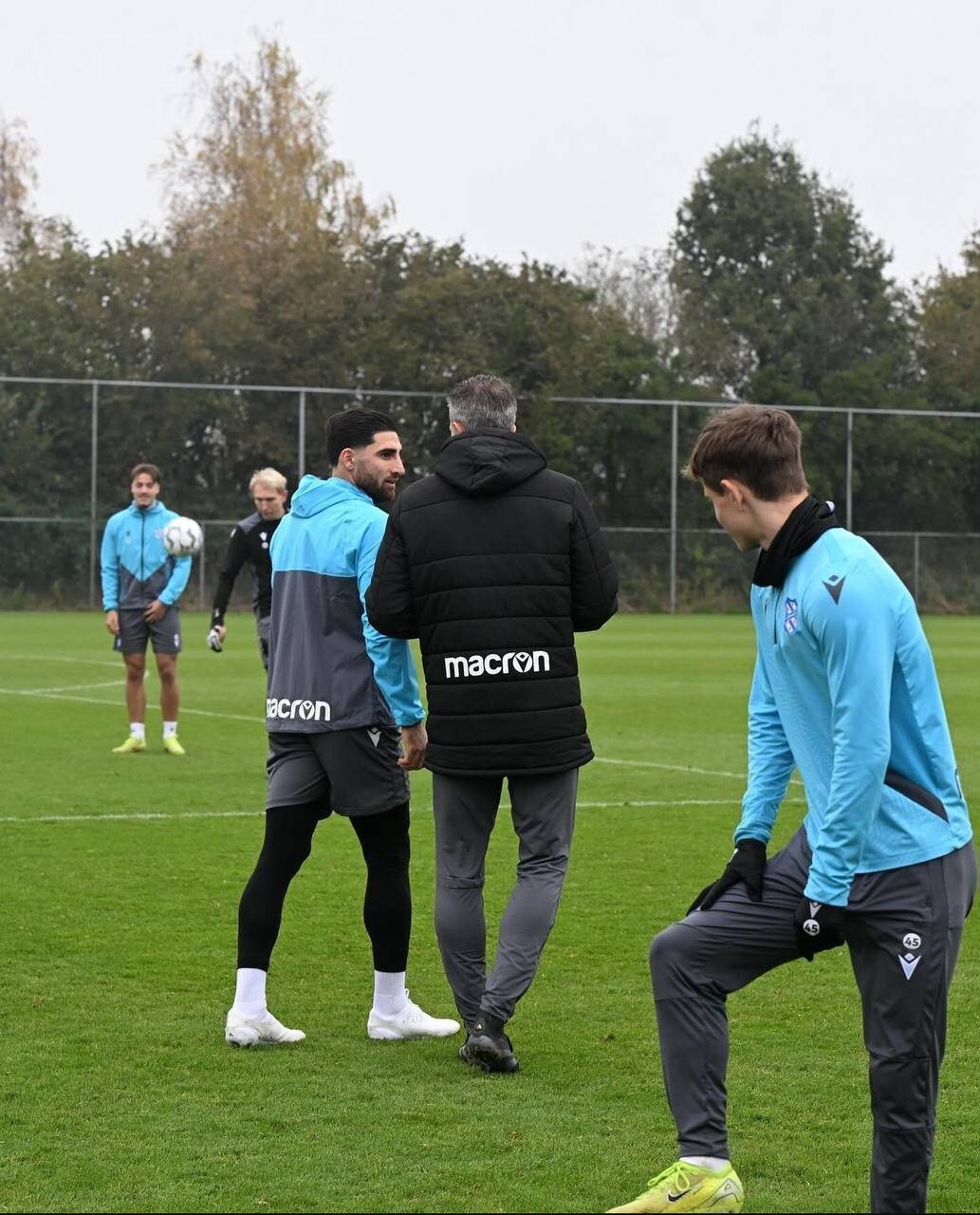 عکس/ جلسه فوری ستاره ایرانی با اسطوره منچستر و آرسنال