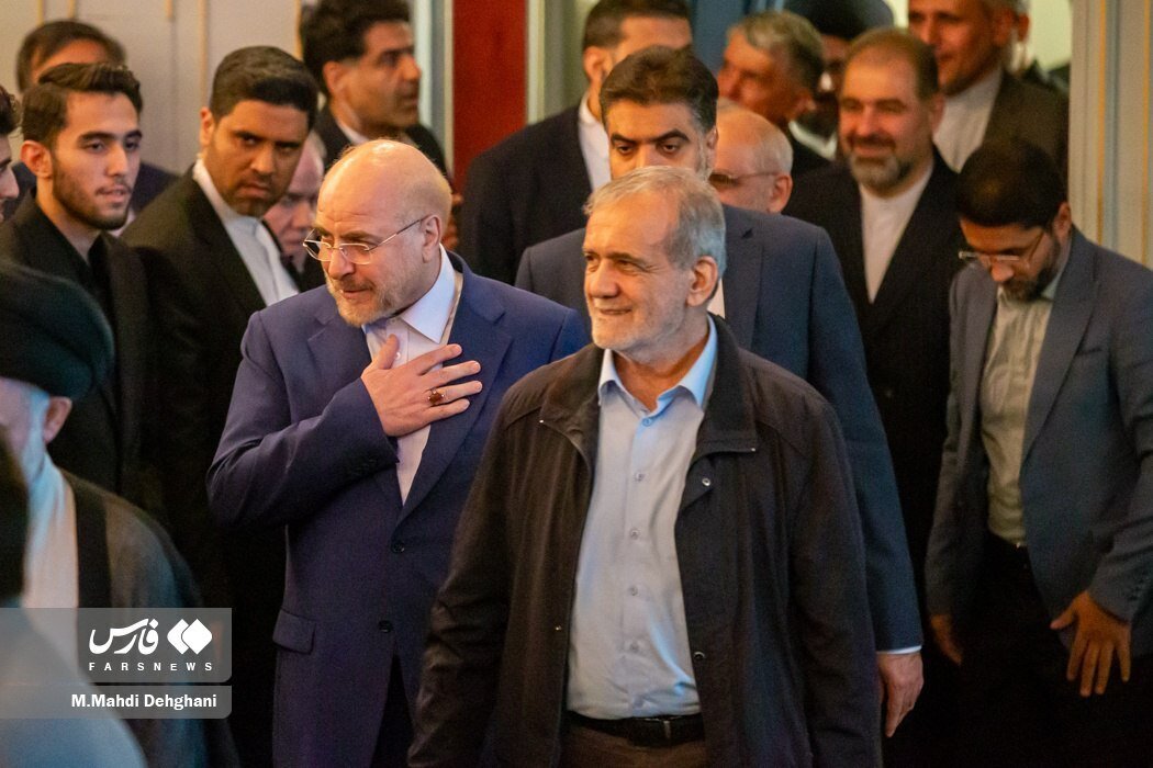 تصاویری از ورود همزمان پزشکیان و قالیباف در یک مراسم