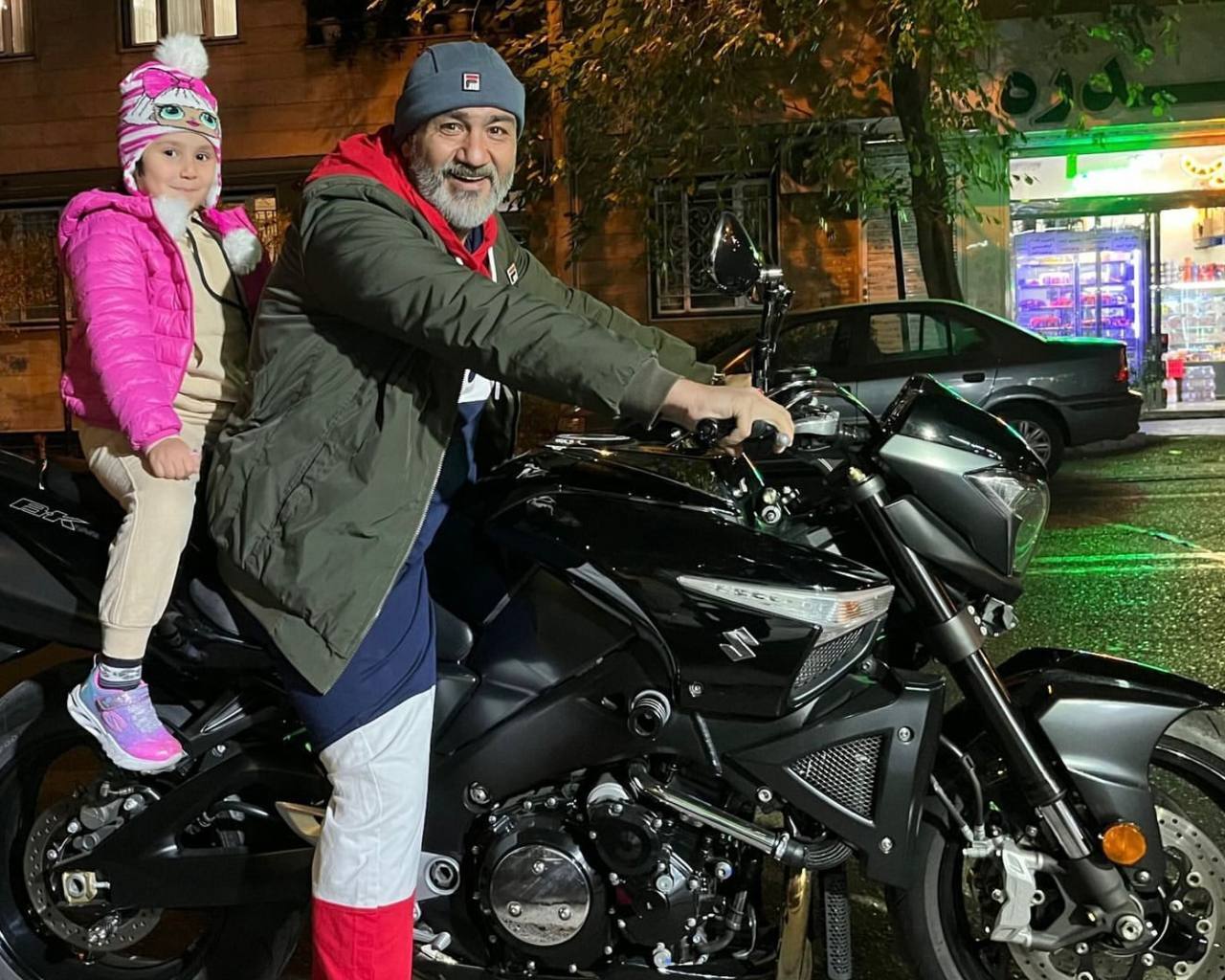 عکس/ موتورسواری مهران غفوریان و دخترش در خیابان