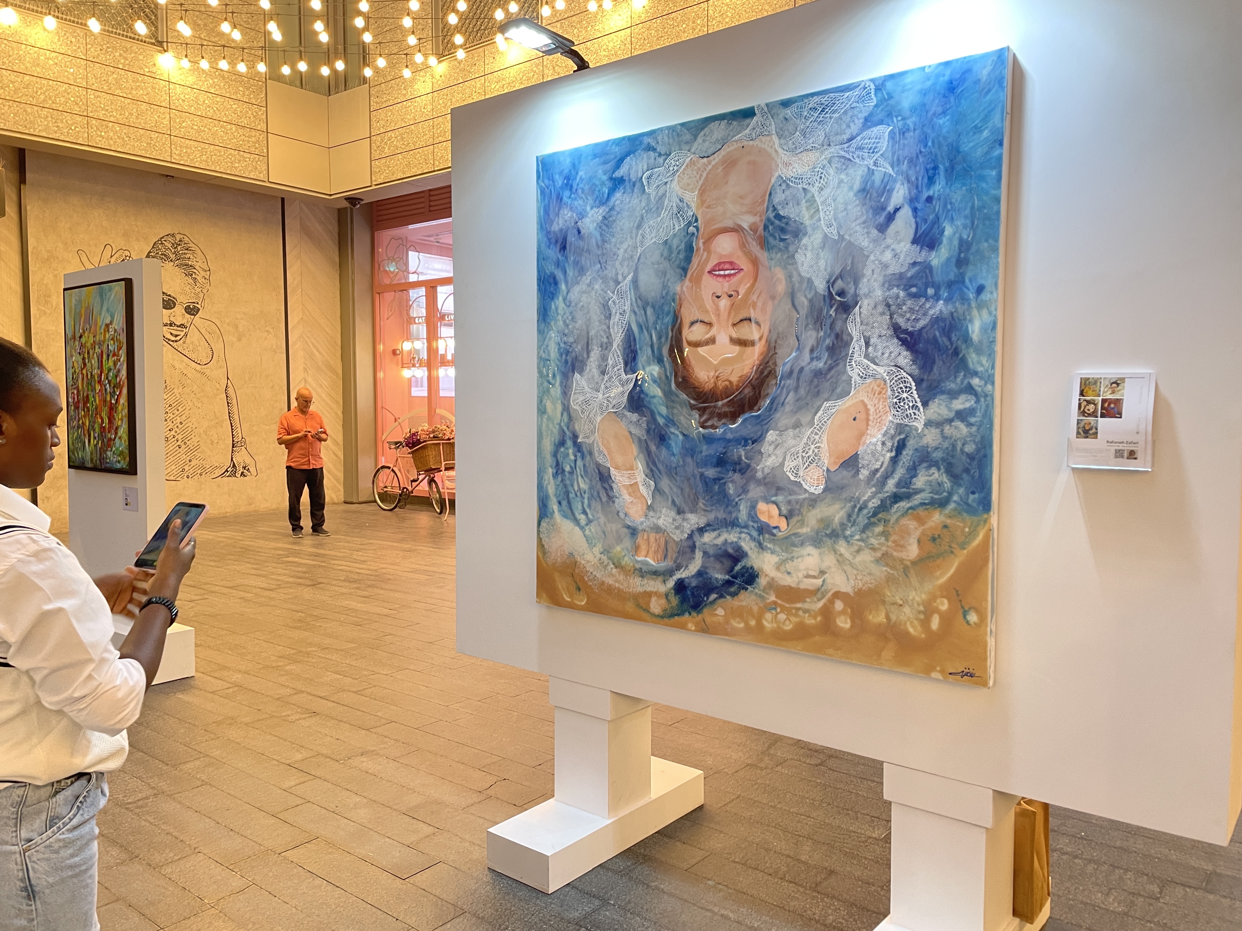 فیلم/ درخشش اثر بانوی ایرانی در رویداد هنری دبی فیلم/ درخشش اثر بانوی ایرانی در رویداد هنری دبی