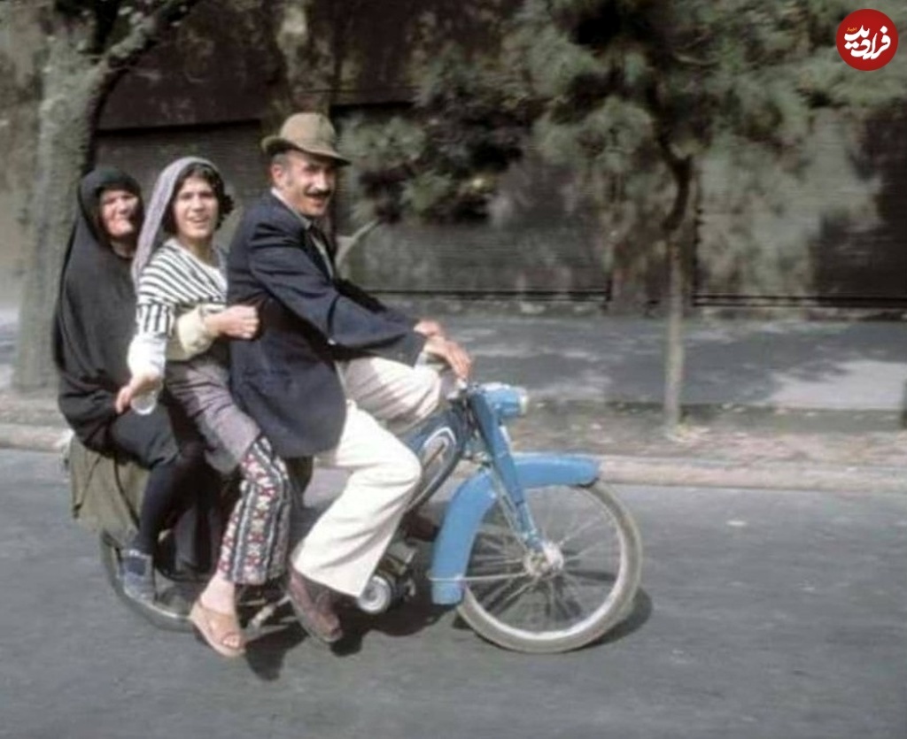 عکس/ موتورگازی سواری با ۳ سرنشین در تهران سال ۱۳۵۶