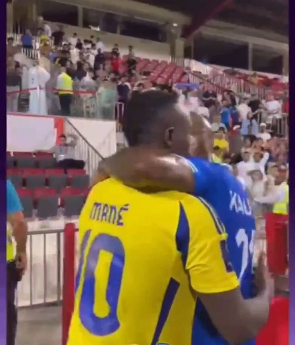 عکس/ سادیو مانه پیراهنش را با کدام استقلالی عوض کرد؟ عکس/ سادیو مانه پیراهنش را با کدام استقلالی عوض کرد؟