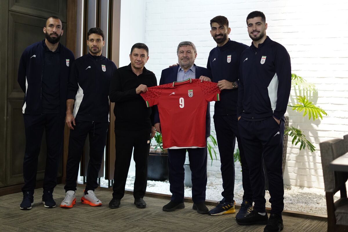 عکس/ پیراهن طارمی از دست قلعه‌نویی و بیرانوند گرفته شد