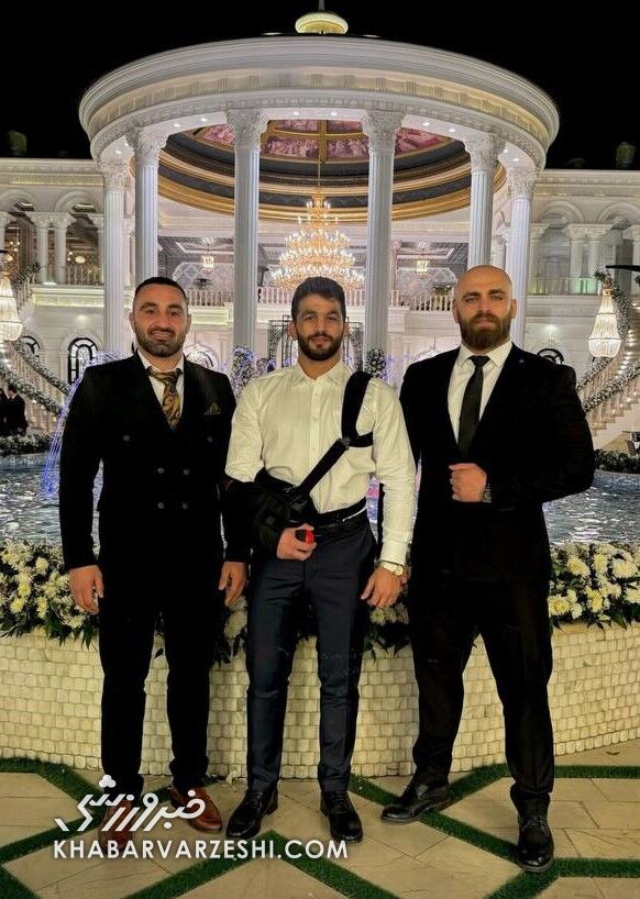 عکس/ دورهمی حسن یزدانی و دوستان در مراسم عروسی رحمان بی‌رحم