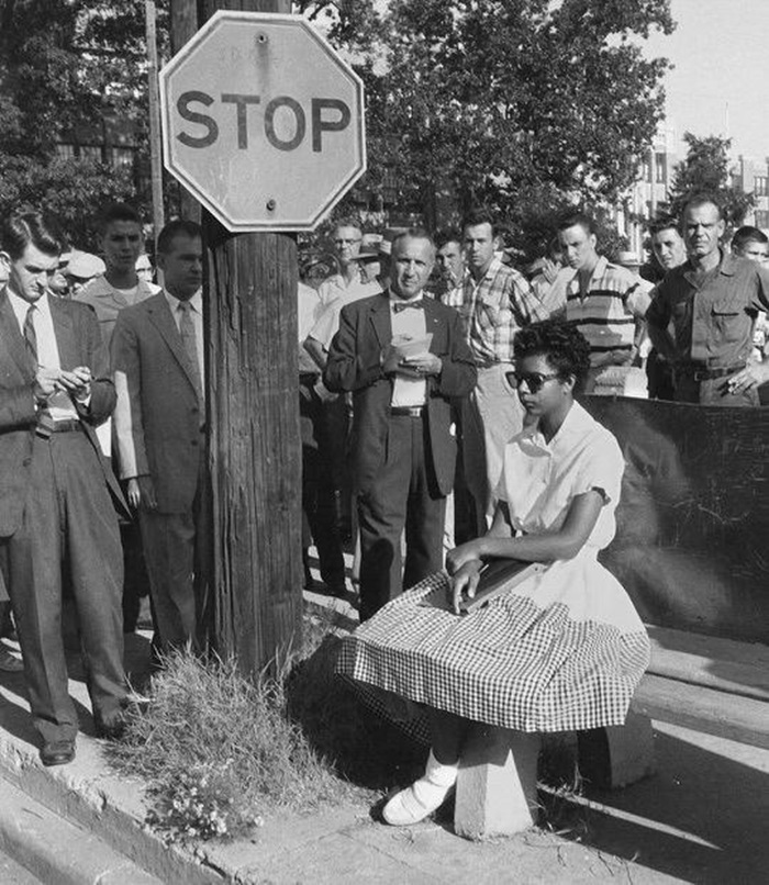 عکس / الیزابت اَکفورد دانش‌آموز ۱۵ ساله سیاه پوست در برابر جمعیت خشمگین سفیدپوست سال ۱۹۵۷