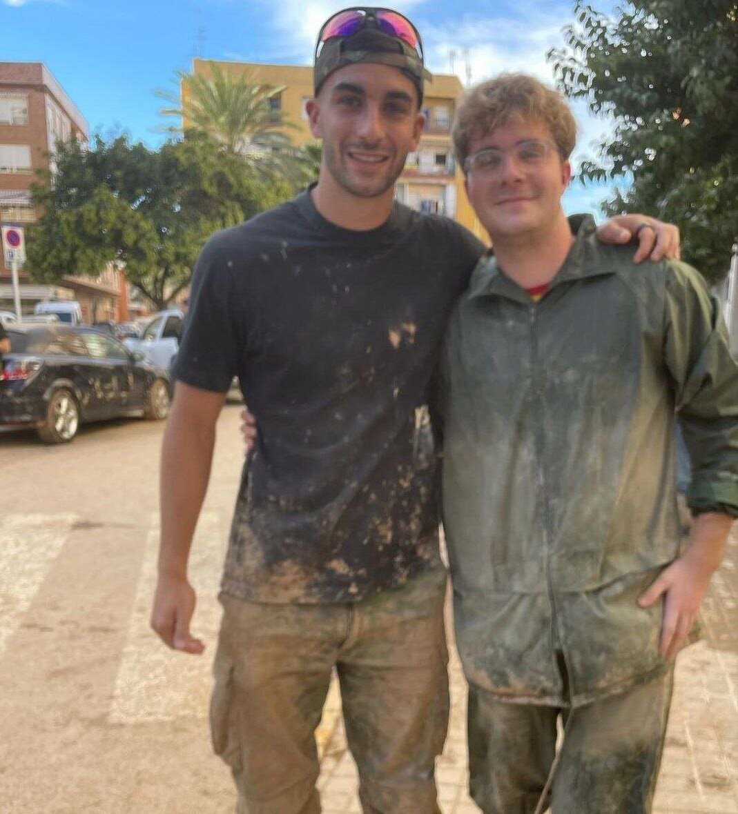 عکس/ ستاره تیم بارسلونا به کمک سیل زدگان رفت