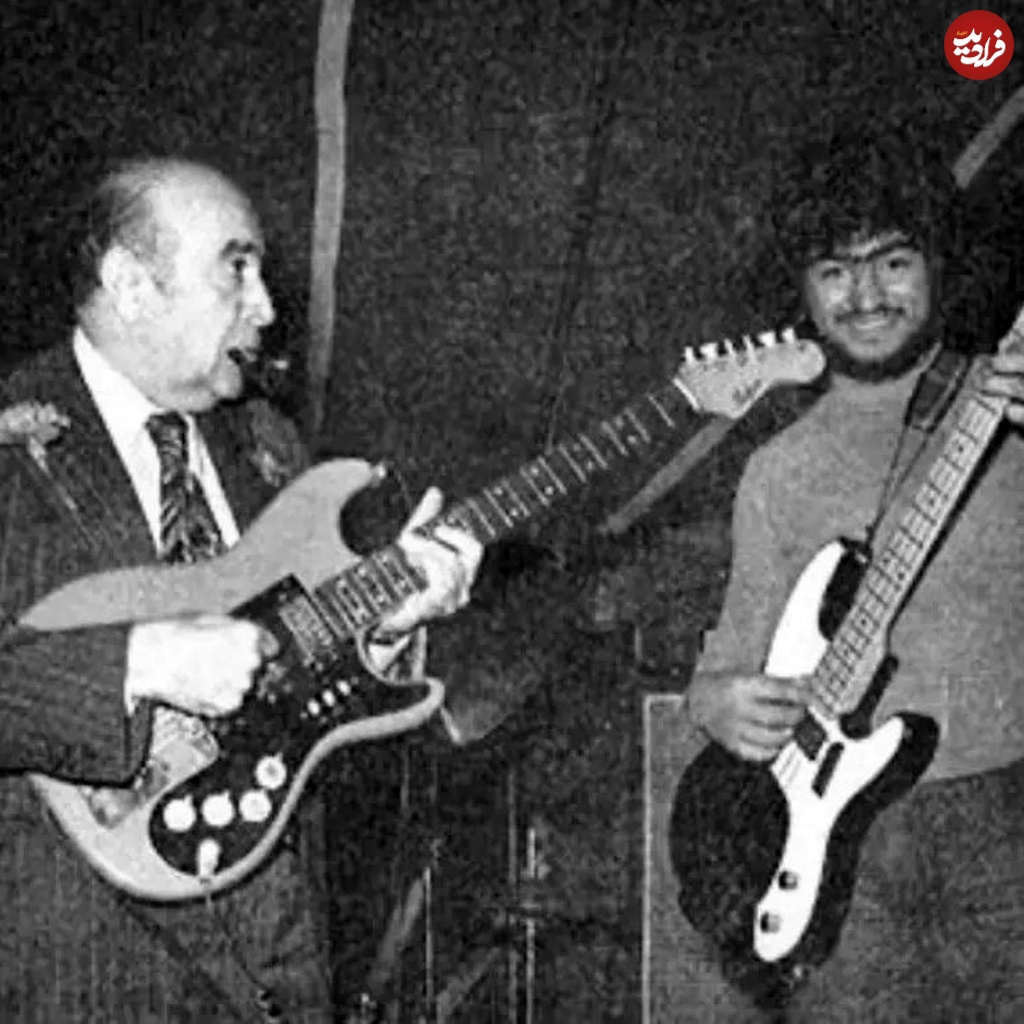 عکس/ امیرعباس هویدا در حال نواختن گیتار الکترونیک؛ سال ۱۳۵۳