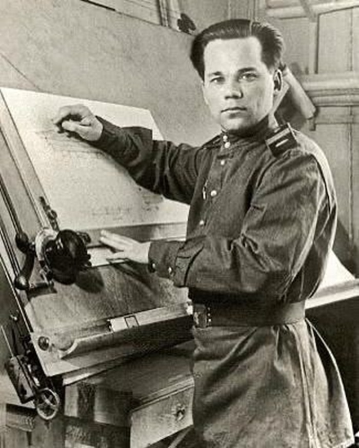 عکس/ ماجرای این چهره و اسلحه کلاشینکف