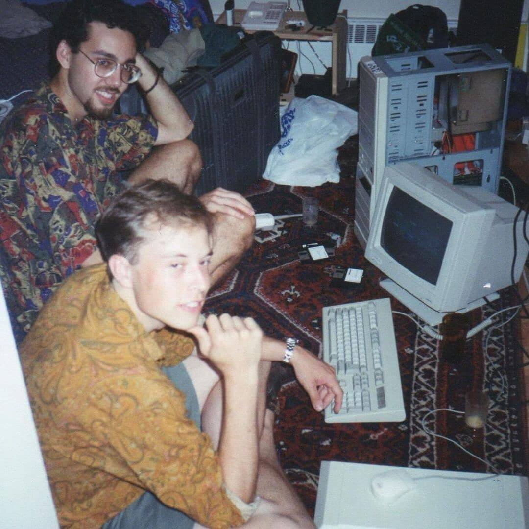 عکس/ چهارزانو نشستن ایلان ماسک روی فرش ایرانی عکس/ چهارزانو نشستن ایلان ماسک روی فرش ایرانی