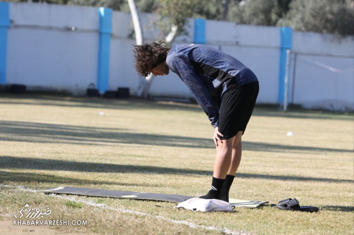 عکس/ نماز اول وقت منتظر محمد در حاشیه تمرین؛ راز و نیاز ستاره عراقی وسط زمین فوتبال