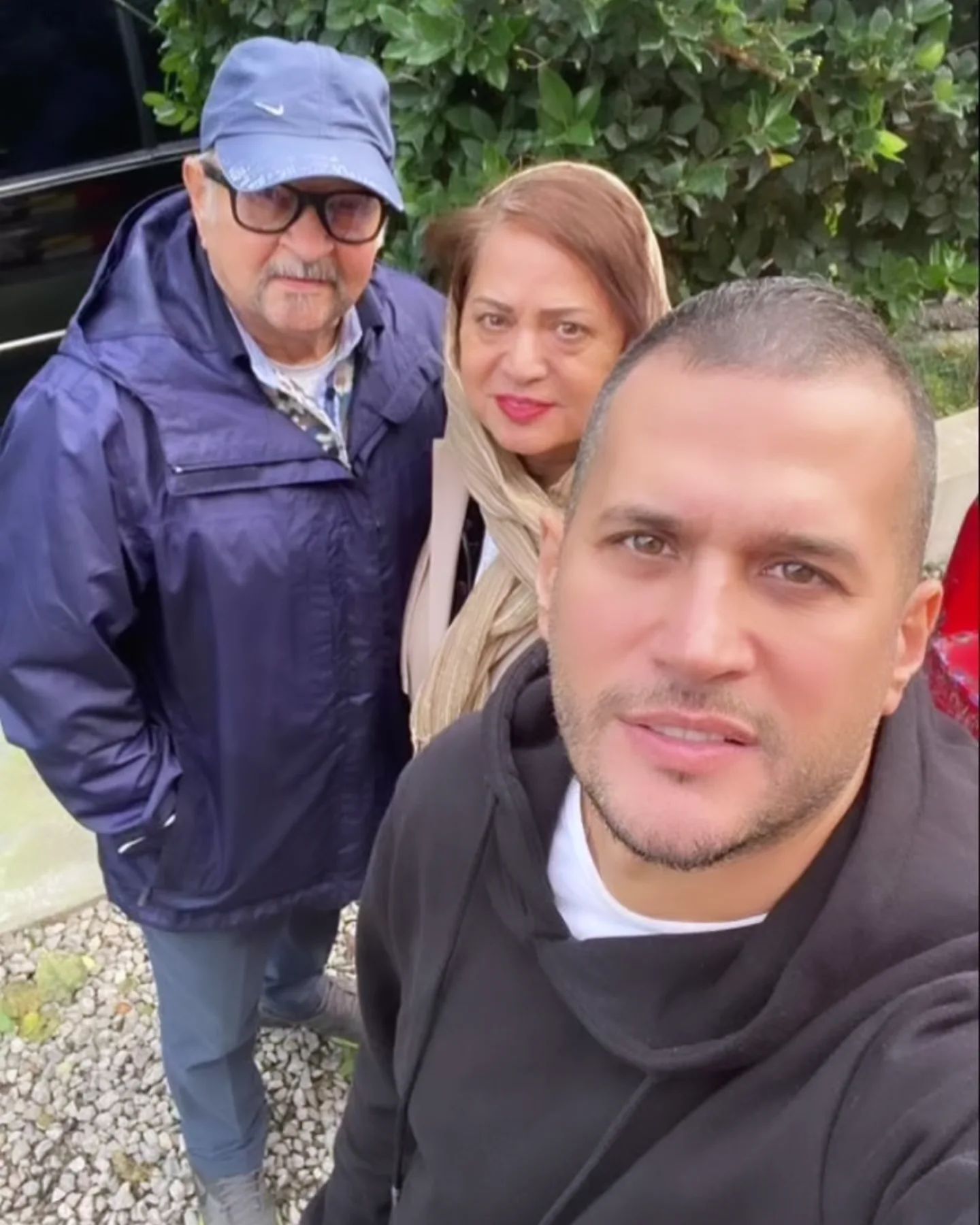 عکس/ سیاوش خیرابی به همراه پدر و مادرش در یک قاب