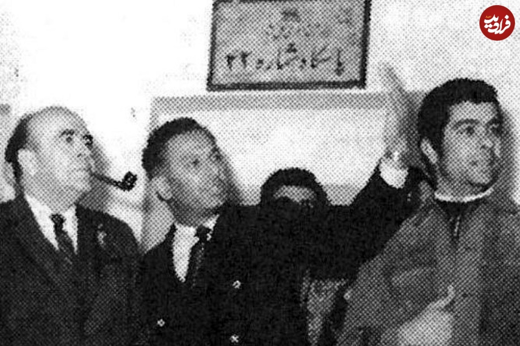 عکس/ «بهروز وثوقی و هویدا» در پشت صحنه فیلم قهرمانان؛ سال ۱۳۴۹