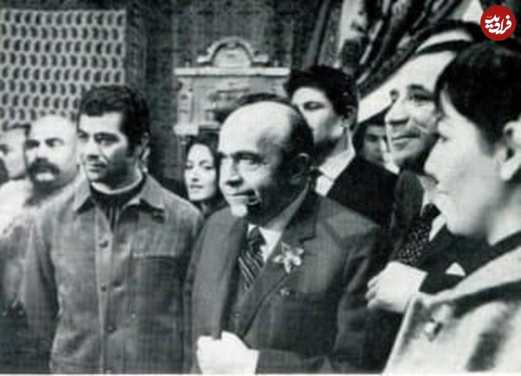 عکس/ «بهروز وثوقی و هویدا» در پشت صحنه فیلم قهرمانان؛ سال ۱۳۴۹