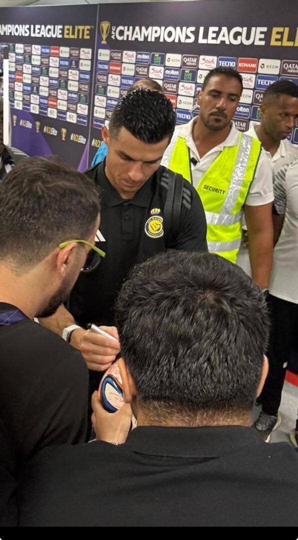 عکس/ امضای کریستیانو رونالدو روی توپ عشق