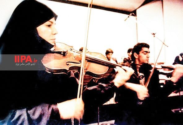 عکس/ تیپ و استایل دیدنی یک خانم نوازنده در سال ۷۵