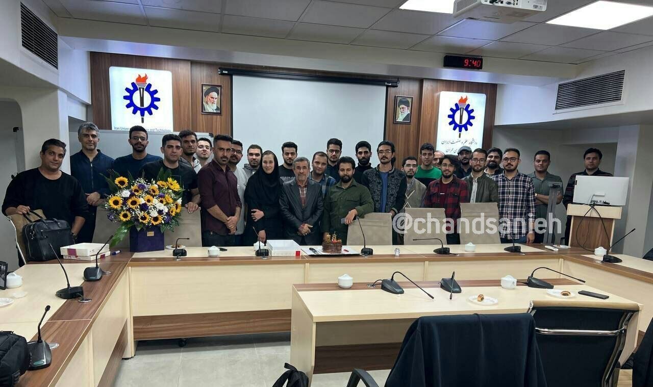 عکس جدید از محمود احمدی‌نژاد در مراسم جشن تولد در دانشگاه!