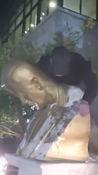 عکس/ تخریب مجسمه حافظ اسد در حلب