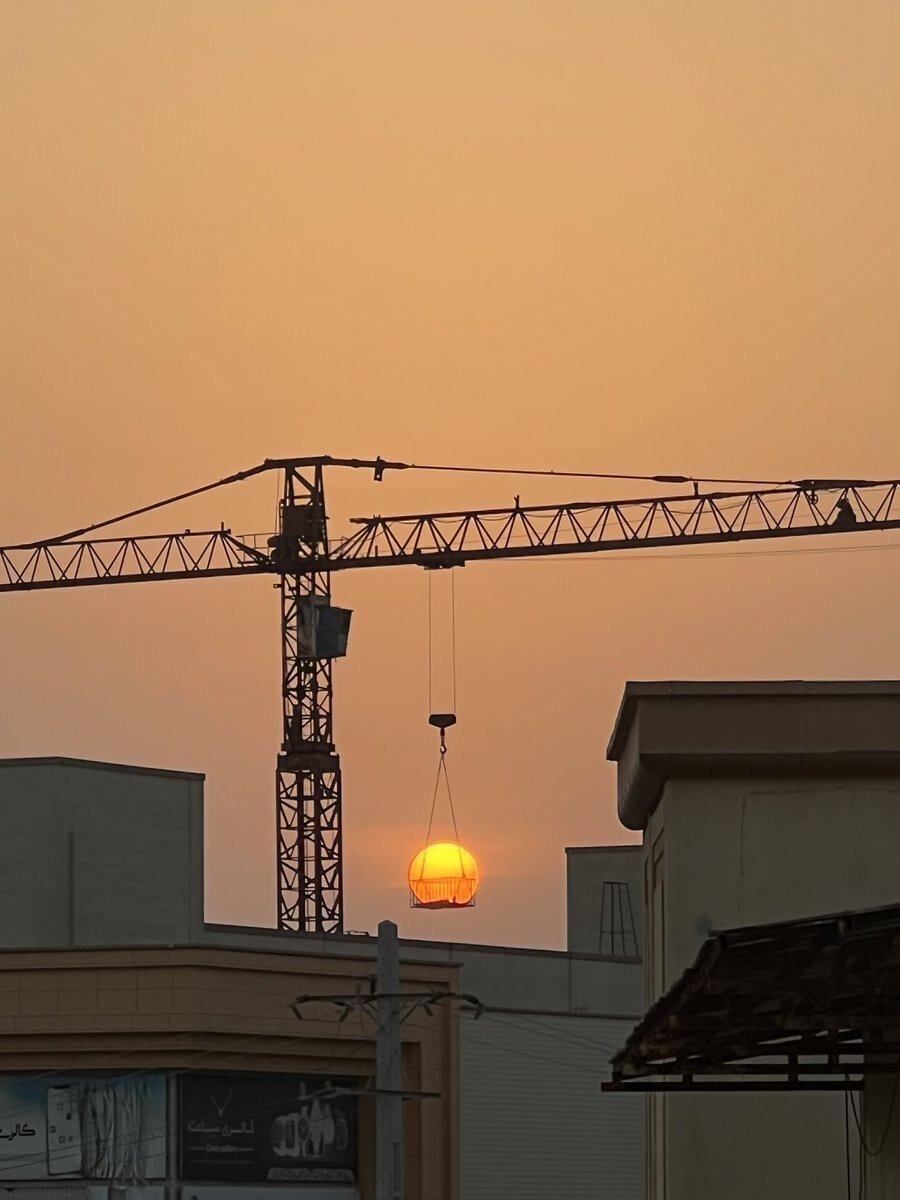 عکس/ قابی جادویی از پایین بردن خورشید با جرثقیل از دل آسمان!