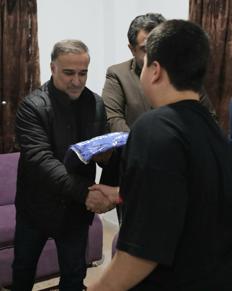 عکس/ ستاره سابق تیم ملی در جمع کودکان خاص