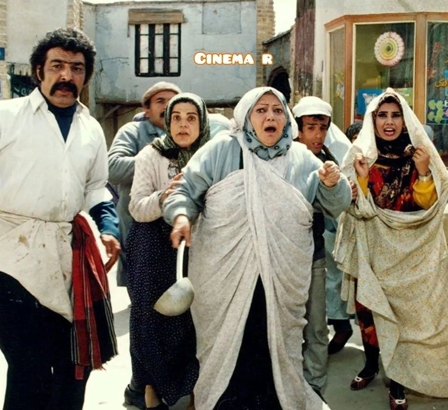 عکس/ «حمیده خیرآبادی و صدیقه کیانفر» در نمایی از فیلم یک مرد یک خرس؛ سال ۷۱