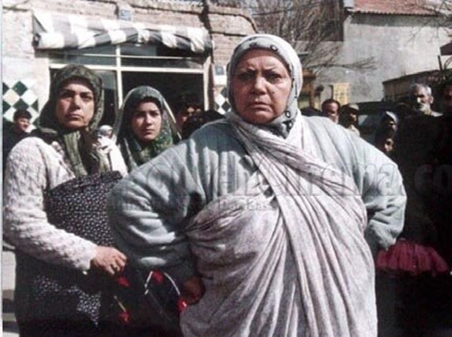 عکس/ «حمیده خیرآبادی و صدیقه کیانفر» در نمایی از فیلم یک مرد یک خرس؛ سال ۷۱