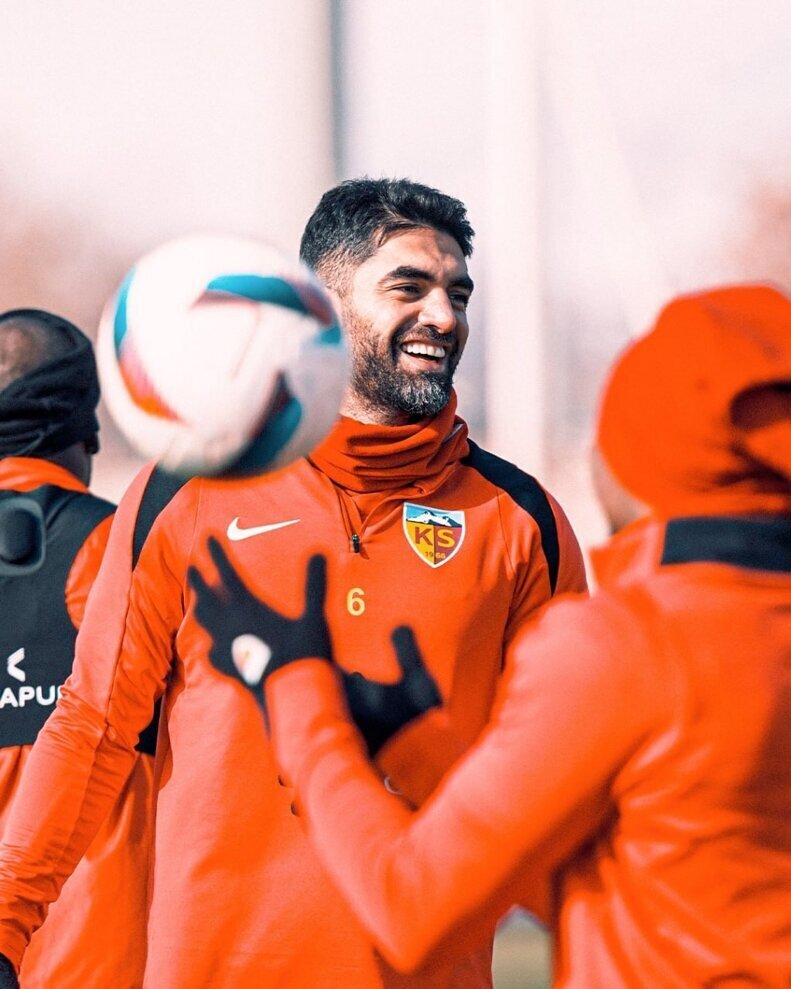 عکس/ ظاهر جدید علی کریمی با ریش سفید! عکس/ ظاهر جدید علی کریمی با ریش سفید!