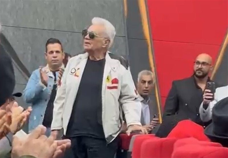 فیلم/شعر خوانی چنگیز وثوقی در اکران یک فیلم؛ «بیهنر شو که هنرهاست در این بیهنری»