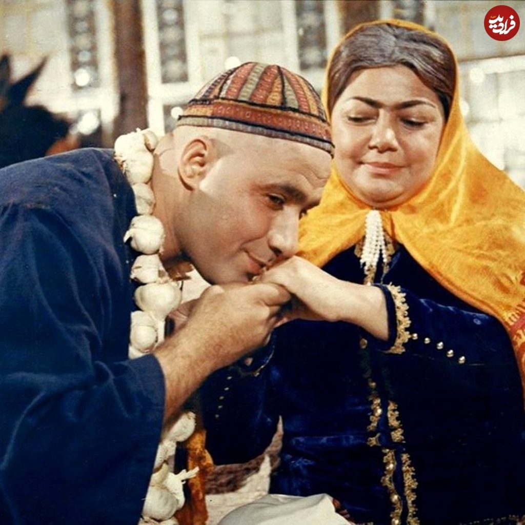 عکس/ بوسه پرویز صیاد بر دستان حمیده خیرآبادی در فیلم حسن کچل؛ سال ۱۳۴۹