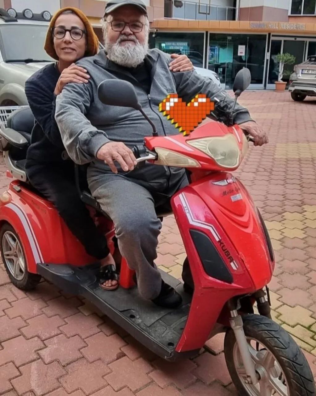 عکس/ موتورسواری اکبر عبدی و همسرش سوژه شد