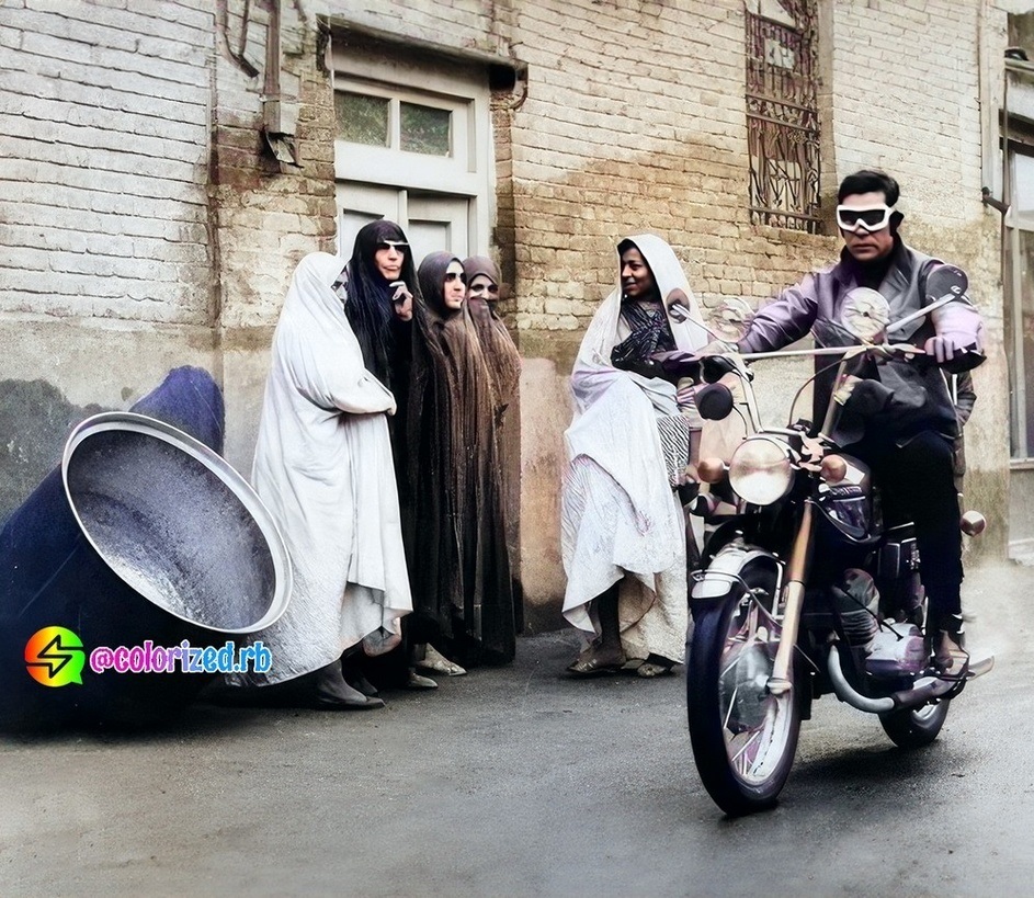 عکس/ «بهروز وثوقی» در نمایی از «رضا موتوری»؛ سال ۱۳۴۹