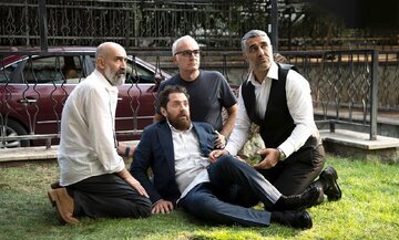 عکس/قاب یادگاری سروش صحت، هوتن شکیبا، بهرام رادان و بیژن بنفشهخواه داخل هواپیما