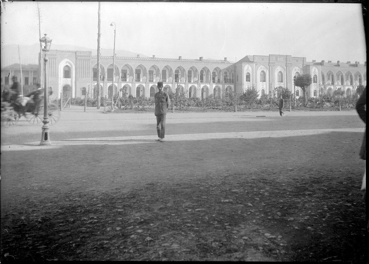 عکس/ ميدان توپخانه رو به بلديه؛ دوره قاجار