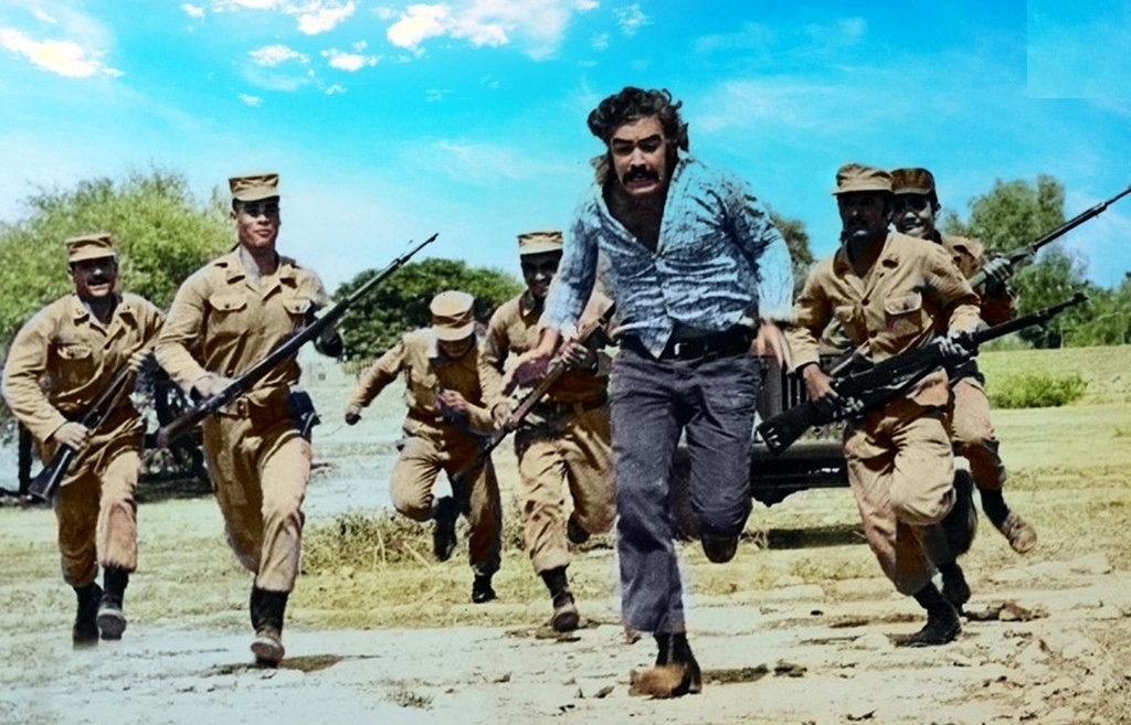 عکس/ «منوچهر وثوق» در نمایی از فیلم ماجراجویان خشن؛ سال ۱۳۵۳