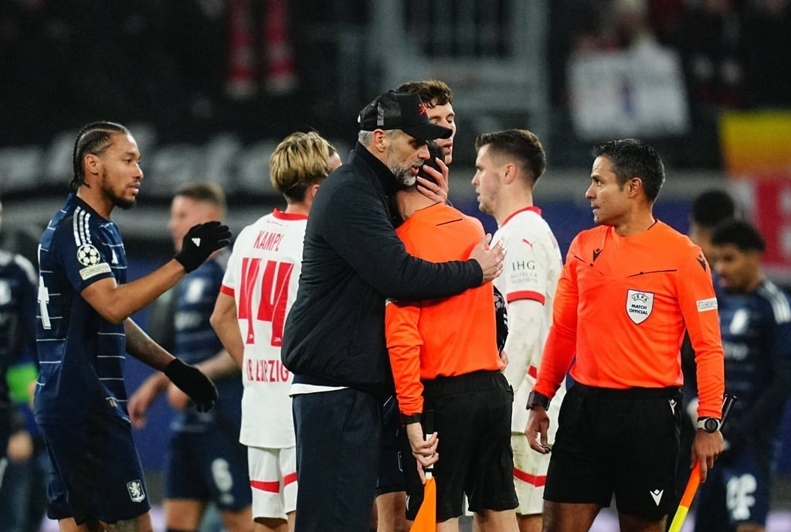 عکس/ گریه کمک داور در آغوش مربی لایپزیش! عکس/ گریه کمک داور در آغوش مربی لایپزیش!