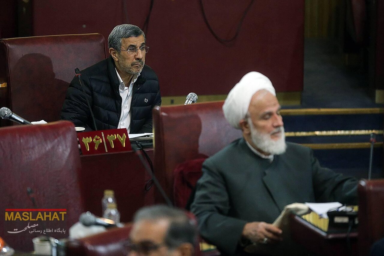 عکس/ تیپ متفاوت محمود احمدی نژاد در جلسه مجمع تشخیص